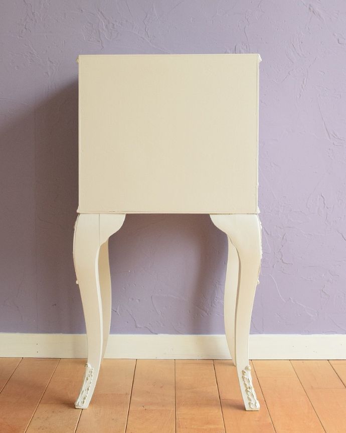 アンティークのチェスト　アンティーク家具　フランス輸入のアンティーク家具、優美なホワイトペイントのベッドサイドチェスト 。後ろ姿もキレイなんですアンティークは新品ではないので、もちろん経年変化によるキズはありますが、専門の職人がキレイにお直しをしているので、後ろ姿もキレイなんです。(q-1776-f)