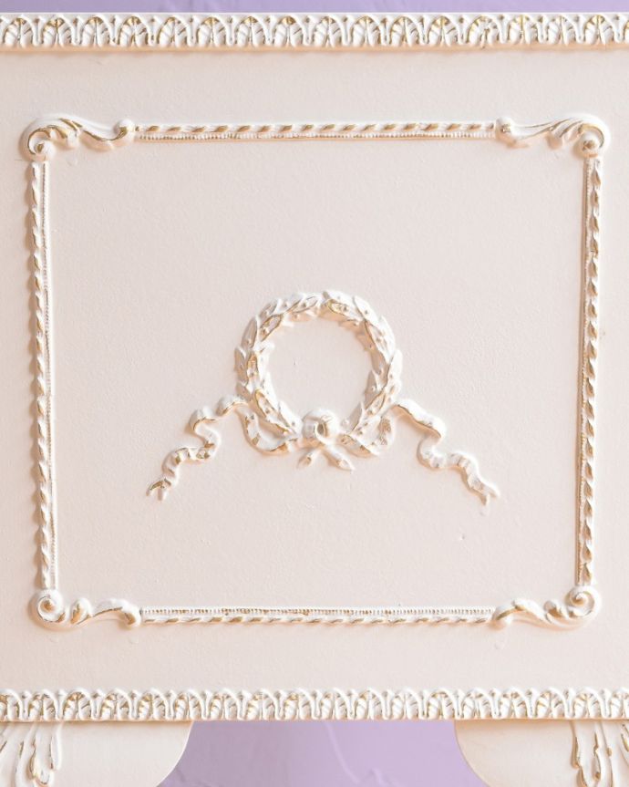 アンティークのチェスト　アンティーク家具　フランス輸入のアンティーク家具、優美なホワイトペイントのベッドサイドチェスト 。惚れ惚れしちゃう美しさ女性らしい彫り。(q-1776-f)