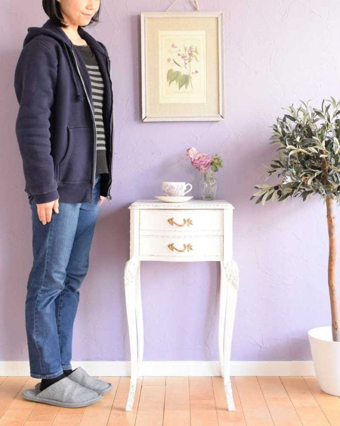 アンティークのチェスト アンティーク家具 フランス輸入のアンティーク家具、ホワイトカラーのベッドサイドチェスト。毎日がお姫さま気分で過ごせるチェストまるでおとぎ話の世界から飛び出てきたような可愛いデザインのチェスト。(q-1777-f)