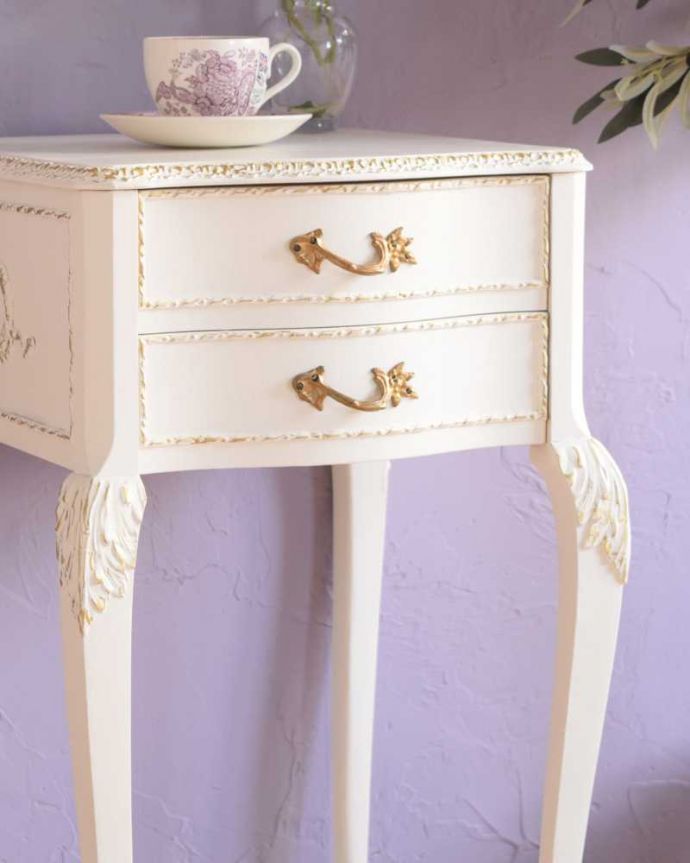 アンティークのチェスト アンティーク家具 フランス輸入のアンティーク家具、ホワイトカラーのベッドサイドチェスト。女子力がUPしちゃう優雅な曲線美フランスらしいエレガントな曲線が一番の魅力です。(q-1777-f)