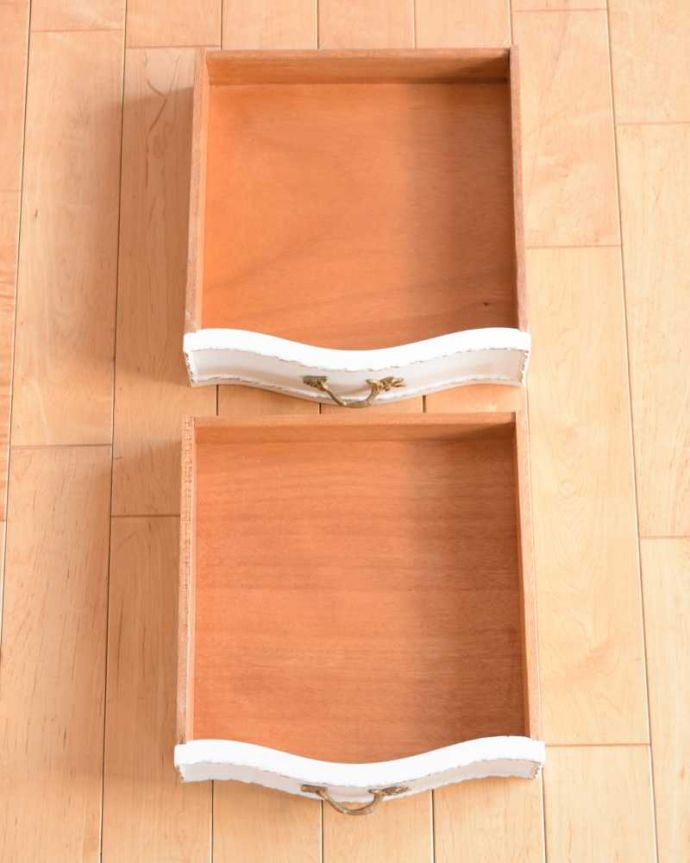 アンティークのチェスト アンティーク家具 フランス輸入のアンティーク家具、ホワイトカラーのベッドサイドチェスト。引き出しの中もキレイに修復しましたチェストで一番気になる引き出しの中も、もちろん専門の職人がキレイに修復しました。(q-1777-f)