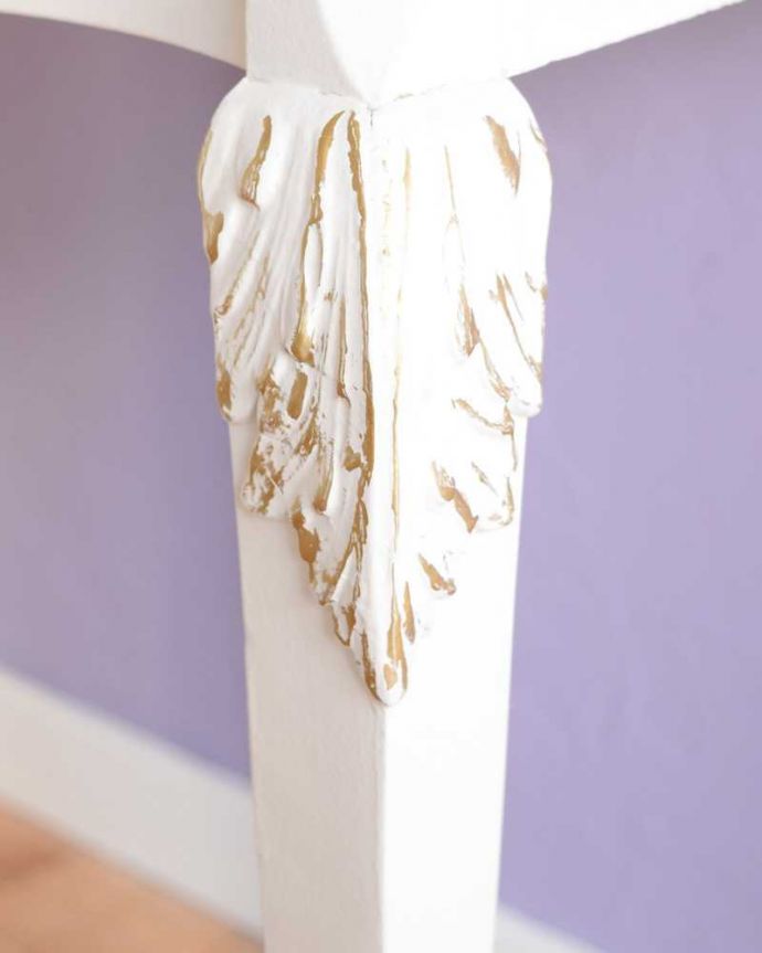 アンティークのチェスト アンティーク家具 フランス輸入のアンティーク家具、ホワイトカラーのベッドサイドチェスト。やっぱりココがフランスらしい美しい彫にうっとり・・・ポイントポイントの装飾がキレイです。(q-1777-f)