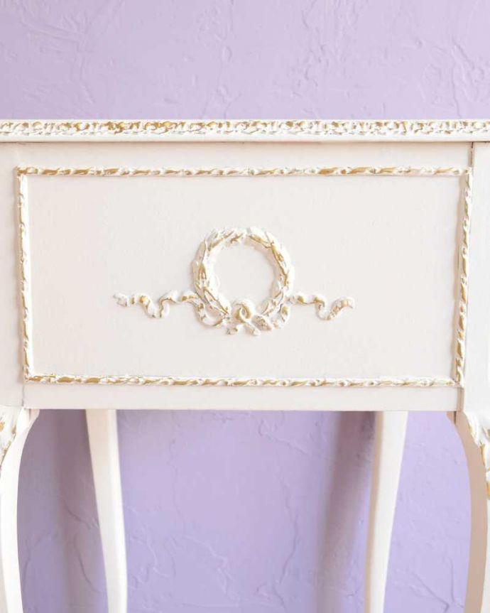 アンティークのチェスト アンティーク家具 フランス輸入のアンティーク家具、ホワイトカラーのベッドサイドチェスト。惚れ惚れしちゃう美しさ女性らしい彫り。(q-1777-f)