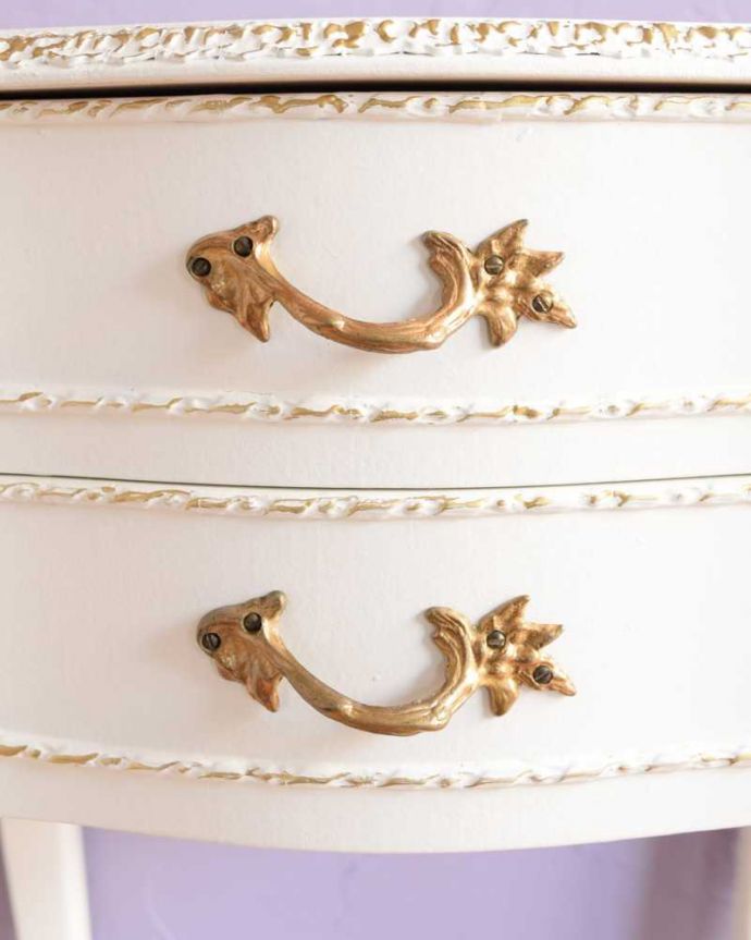 アンティークのチェスト アンティーク家具 フランス輸入のアンティーク家具、ホワイトカラーのベッドサイドチェスト。開ける度にワクワクする取っ手優雅なデザインは、もちろん取っ手の部分も。(q-1777-f)