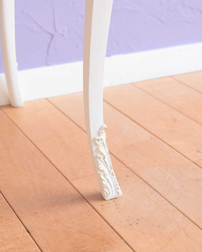 アンティークのチェスト アンティーク家具 フランス輸入のアンティーク家具、ホワイトカラーのベッドサイドチェスト。女性1人でラクラク運べちゃう仕掛けHandleのアンティークは、脚の裏にフェルトキーパーをお付けしています。(q-1777-f)