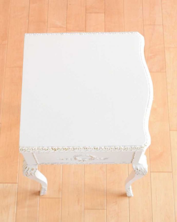 アンティークのチェスト アンティーク家具 フランス輸入のアンティーク家具、ホワイトカラーのベッドサイドチェスト。何を置こうかな・・・?上から見ると天板の形はこんな感じです。(q-1777-f)