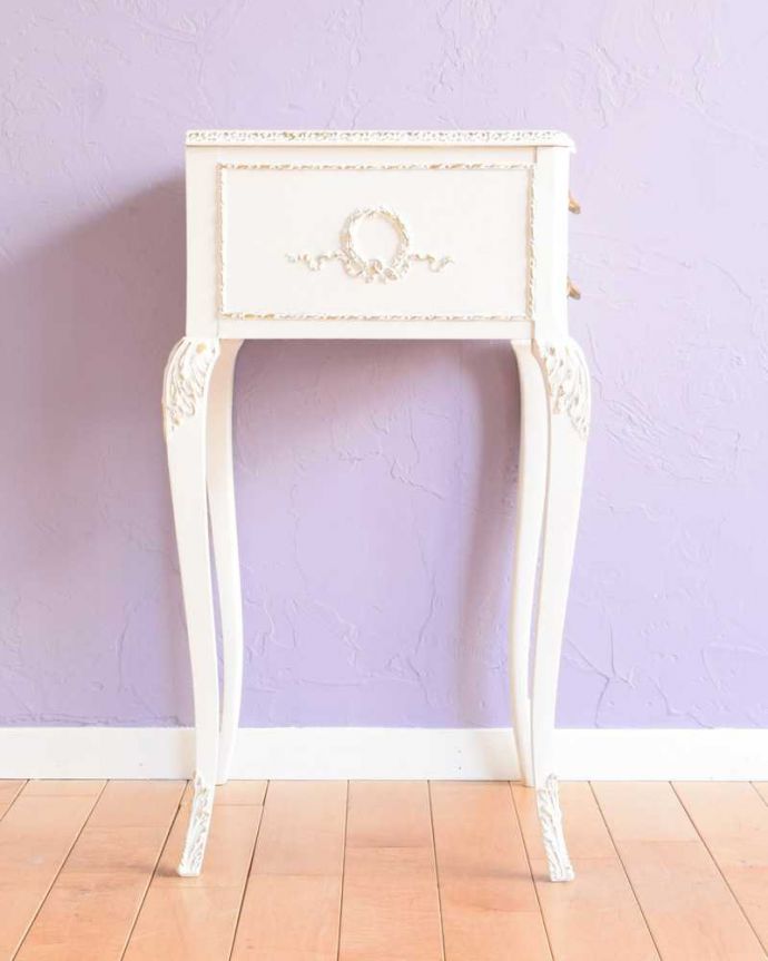 アンティークのチェスト アンティーク家具 フランス輸入のアンティーク家具、ホワイトカラーのベッドサイドチェスト。横顔だって美しいんですどこから見ても美しく見えるように、横側もキレイに修復してあります。(q-1777-f)