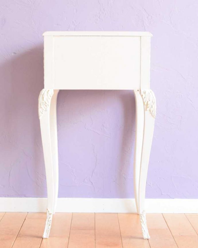 アンティークのチェスト アンティーク家具 フランス輸入のアンティーク家具、ホワイトカラーのベッドサイドチェスト。後ろ姿もキレイなんですアンティークは新品ではないので、もちろん経年変化によるキズはありますが、専門の職人がキレイにお直しをしているので、後ろ姿もキレイなんです。(q-1777-f)
