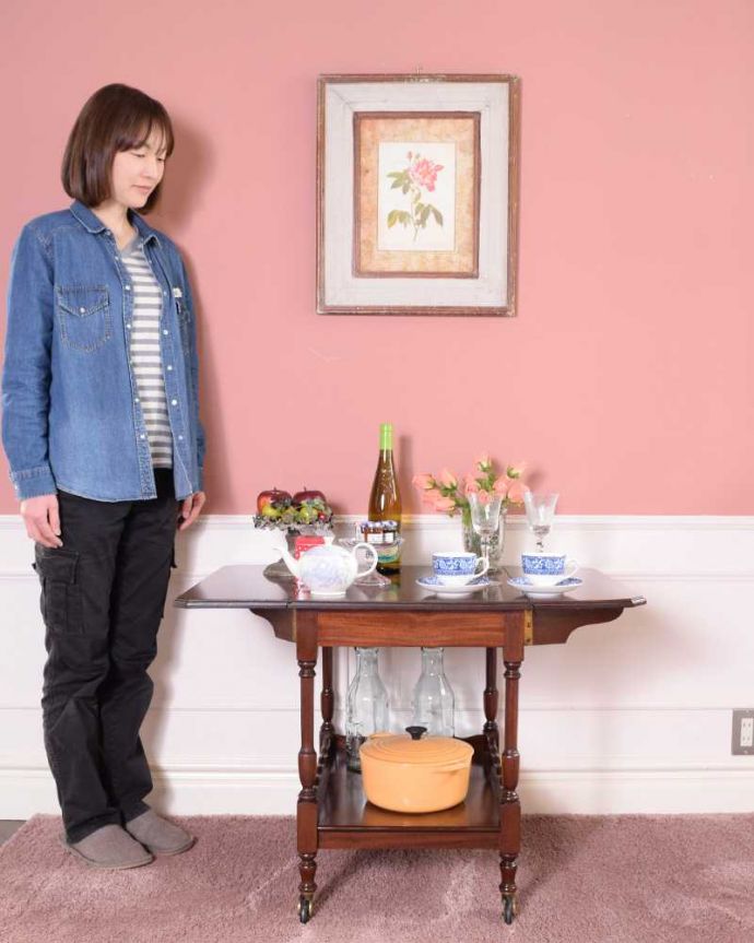 アンティークのワゴン・トローリー アンティーク家具 キレイな英国アンティークのトローリー、伸張式テーブル付きワゴン。天板が大きくなっちゃう便利なトローリードロップリーフタイプになっているアンティークのトローリー。(q-1779-f)