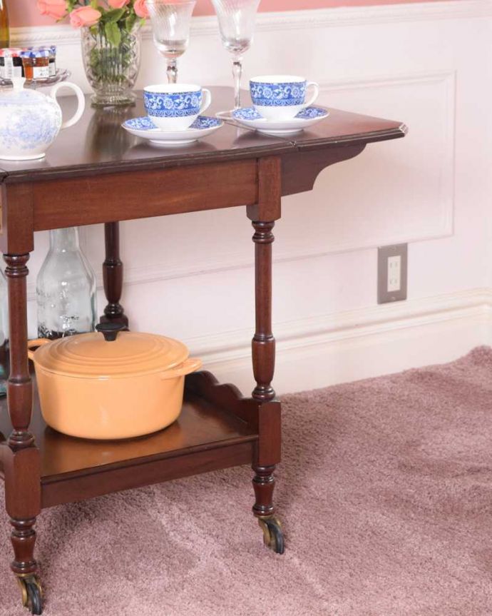 アンティークのワゴン・トローリー アンティーク家具 キレイな英国アンティークのトローリー、伸張式テーブル付きワゴン。アンティークのワゴンは使い方が自由自在簡単に移動が出来るワゴン。(q-1779-f)