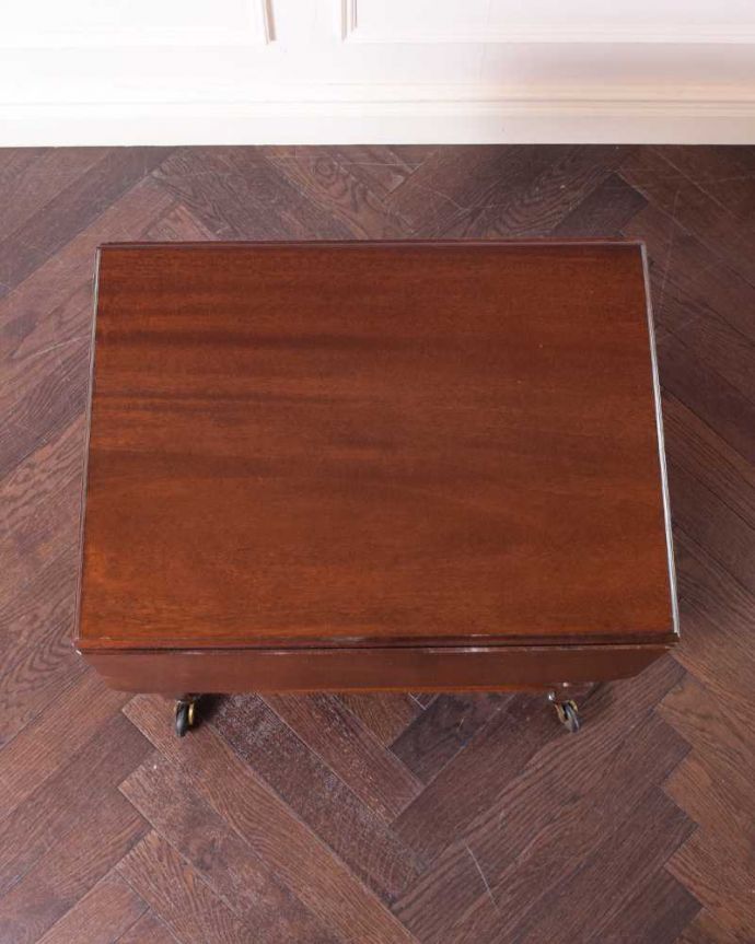 アンティークのワゴン・トローリー アンティーク家具 キレイな英国アンティークのトローリー、伸張式テーブル付きワゴン。広げればテーブル代わりになっちゃう広い天板まるでワゴンの上にドロップリーフテーブルが付いているようなデザイン。(q-1779-f)