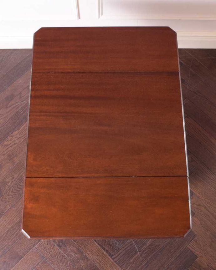 アンティークのワゴン・トローリー アンティーク家具 キレイな英国アンティークのトローリー、伸張式テーブル付きワゴン。広げればテーブル代わりになっちゃう広い天板まるでワゴンの上にドロップリーフテーブルが付いているようなデザイン。(q-1779-f)