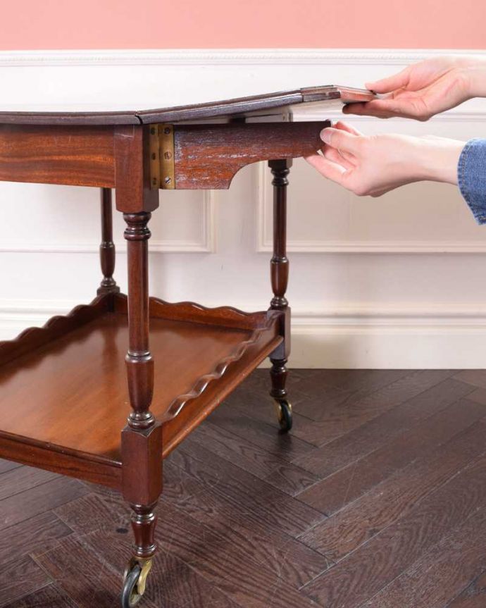 アンティークのワゴン・トローリー アンティーク家具 キレイな英国アンティークのトローリー、伸張式テーブル付きワゴン。あっという間に大きくなります天板を持ち上げて下にあるバーを引っぱりだせば、あっという間に大きな作業台に。(q-1779-f)