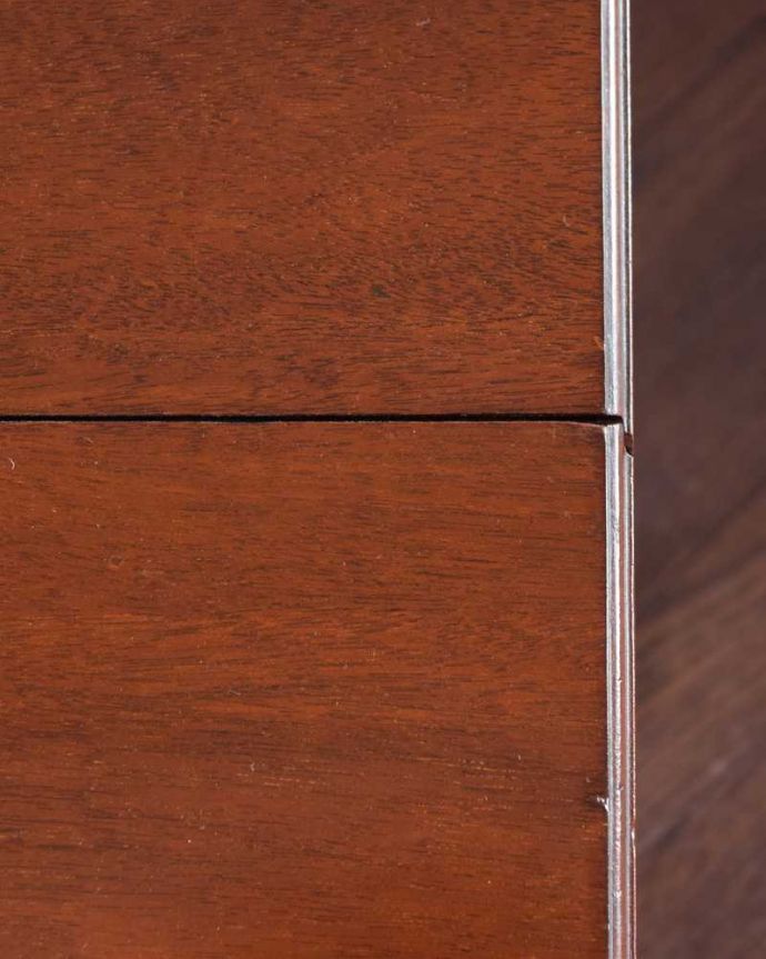 アンティークのワゴン・トローリー アンティーク家具 キレイな英国アンティークのトローリー、伸張式テーブル付きワゴン。近づいてみると・・・修復にもいろんな方法がありますが、Handleでは塗装にこだわって古い塗装を剥離して再塗装していますのでピカピカです。(q-1779-f)