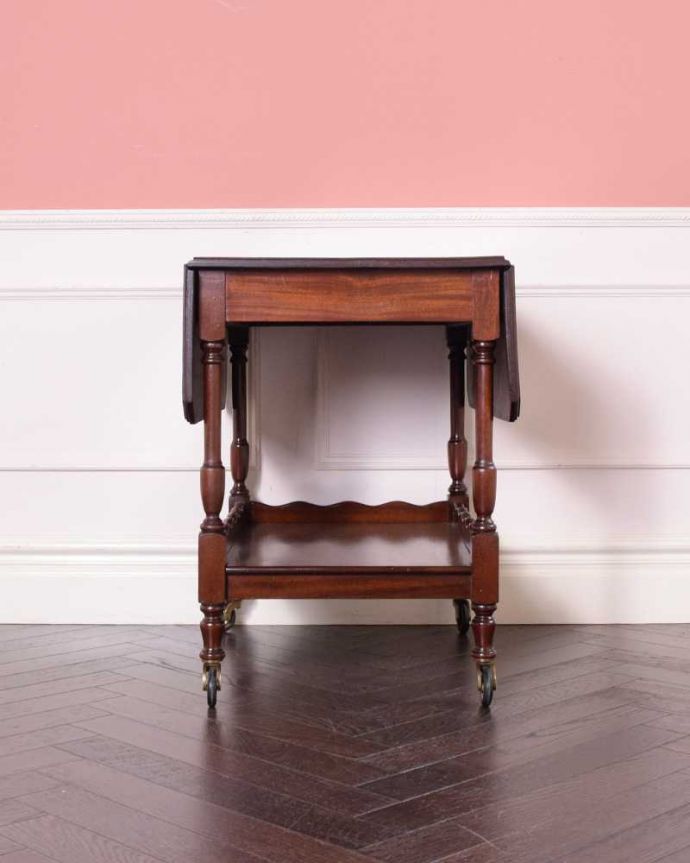 アンティークのワゴン・トローリー アンティーク家具 キレイな英国アンティークのトローリー、伸張式テーブル付きワゴン。キッチンだけじゃもったいない!アンティークのワゴンはデザインもキレイなので、キッチン用として使うだけじゃなく、家具としていろいろ使えます。(q-1779-f)