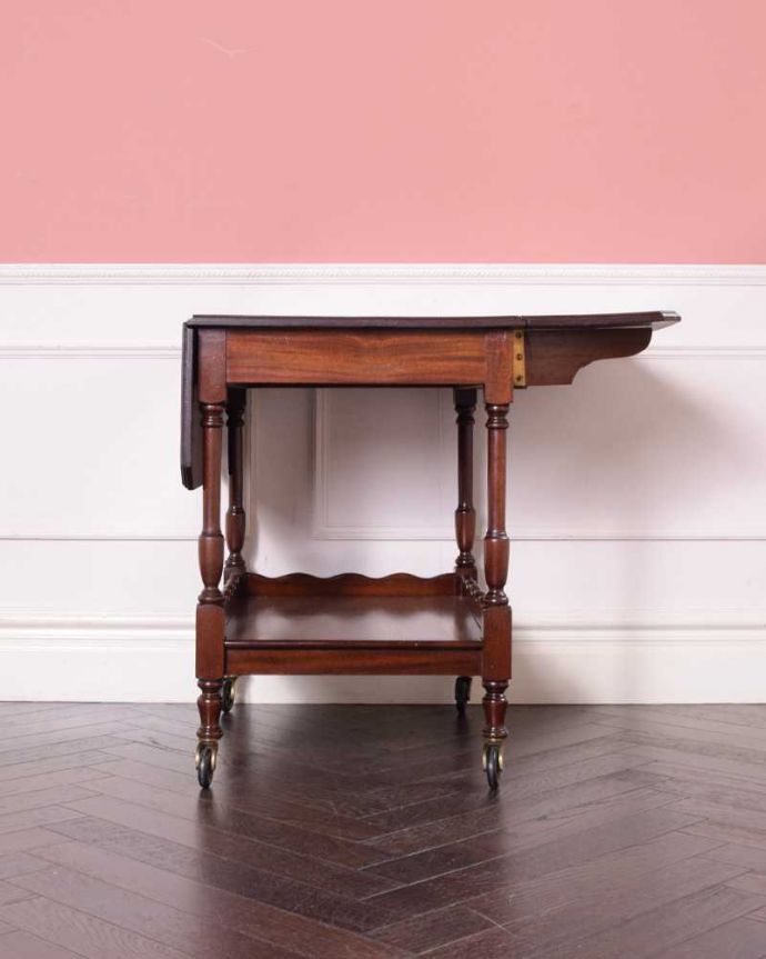 アンティークのワゴン・トローリー アンティーク家具 キレイな英国アンティークのトローリー、伸張式テーブル付きワゴン。片方開いて・・・リーフを片方だけ開いて使うことも出来ます。(q-1779-f)