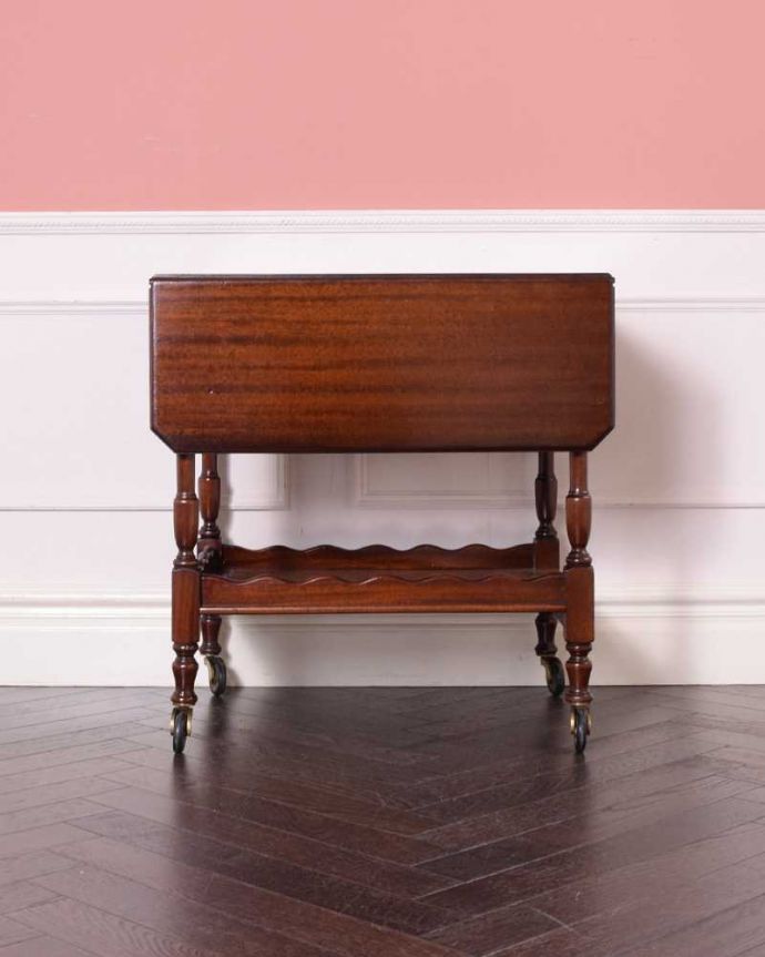 アンティークのワゴン・トローリー アンティーク家具 キレイな英国アンティークのトローリー、伸張式テーブル付きワゴン。360度、どこから見てもキレイアンティークは新品ではないので、もちろん経年変化によるキズはありますが、専門の職人がキレイにお直しをしているので、どの角度から見てもキレイです。(q-1779-f)