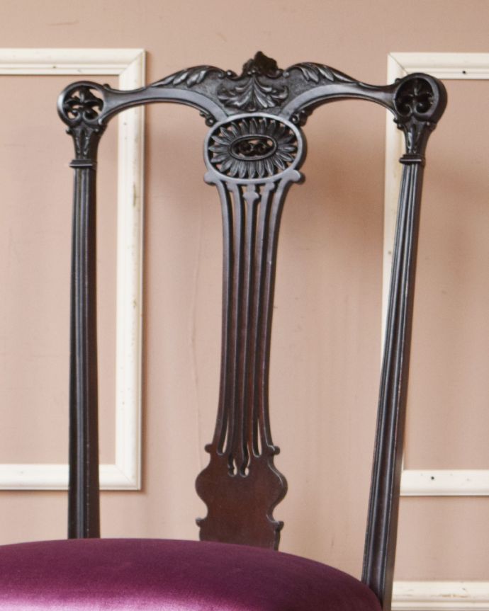 背もたれが美しいアンティークの椅子