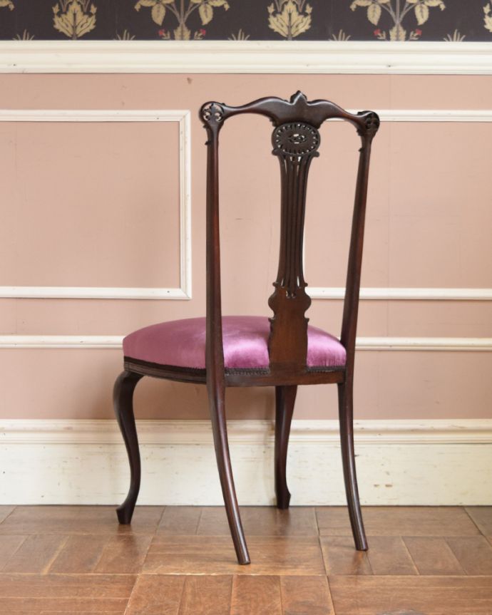 アンティークのサロンチェアの後ろ姿