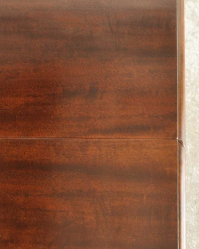 アンティーク家具 英国輸入のアンティーク家具、脚先の曲線まで美しいゲートレッグテーブル（伸張式テーブル） 。近づいて見てみると･･･時間と手間暇を掛けて職人が丁寧にお直しした天板は、木目も美しく見えます。(q-1780-f)