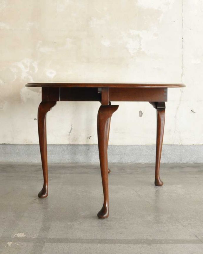 アンティーク家具 英国輸入のアンティーク家具、脚先の曲線まで美しいゲートレッグテーブル（伸張式テーブル） 。クルッと回転。(q-1780-f)