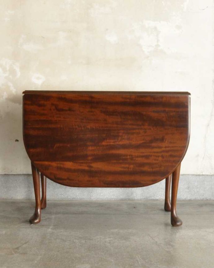 アンティーク家具 英国輸入のアンティーク家具、脚先の曲線まで美しいゲートレッグテーブル（伸張式テーブル） 。クルッと回転。(q-1780-f)