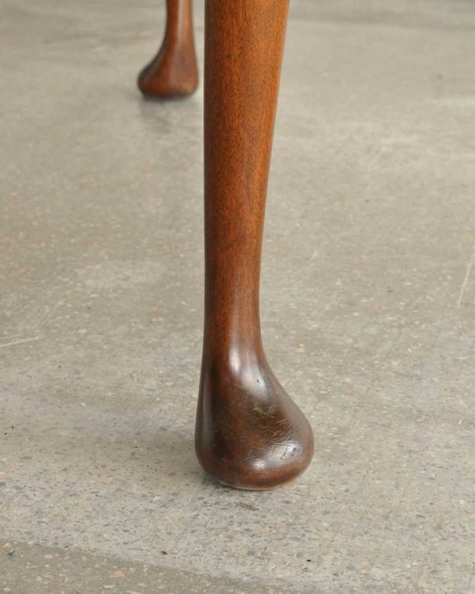 アンティーク家具 英国輸入のアンティーク家具、脚先の曲線まで美しいゲートレッグテーブル（伸張式テーブル） 。持ち上げなくても移動できます！Handleのアンティークは、脚の裏にフェルトキーパーをお付けしていますので、持ち上げなくても床を滑らせて移動させることが出来ます。(q-1780-f)