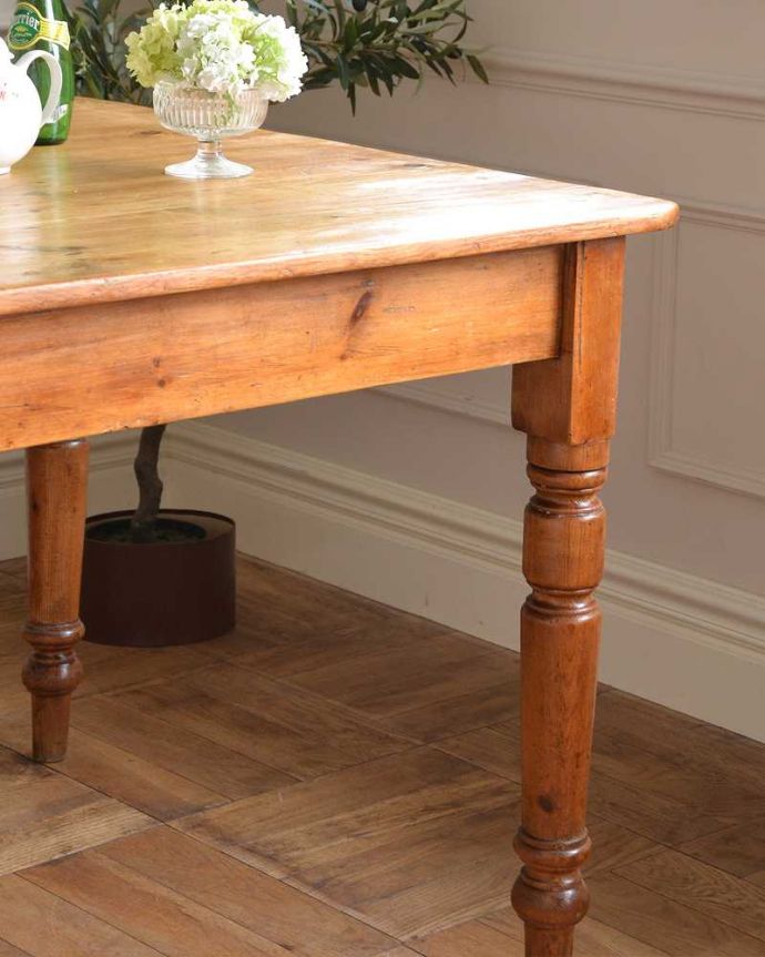 アンティーク家具らしさが漂うテーブル