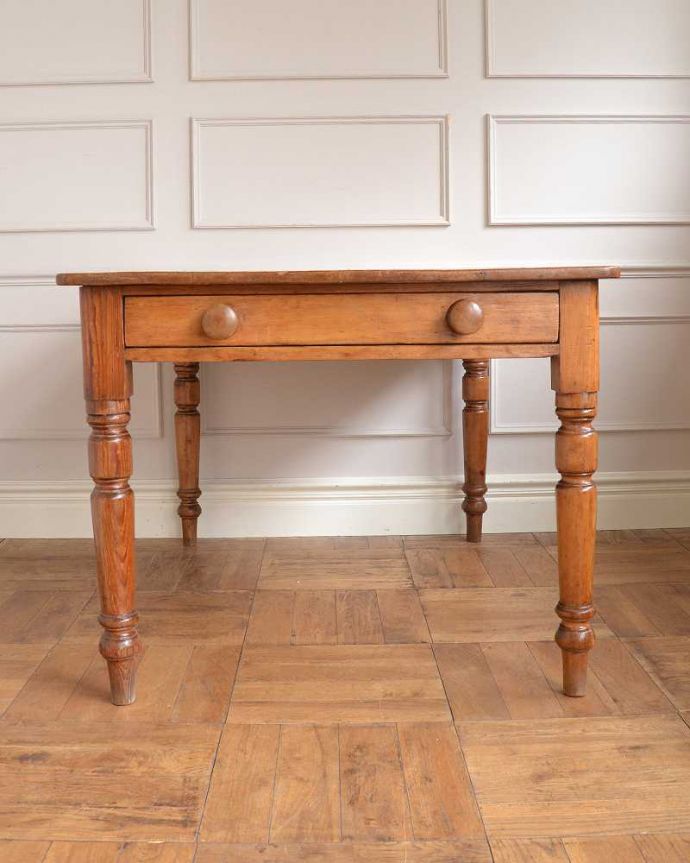 ダイニングテーブルの側面