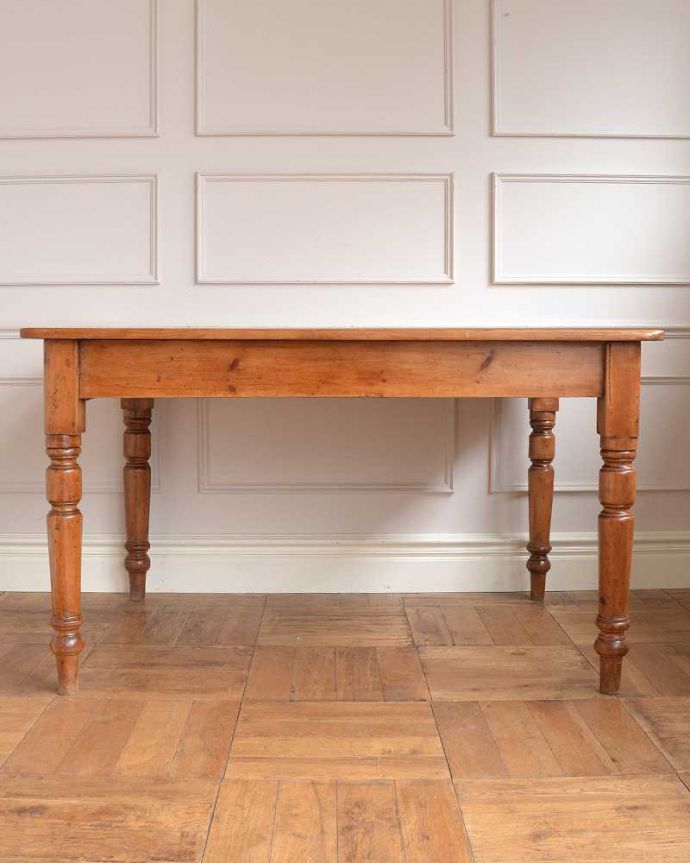 ダイニングテーブルの後ろ姿