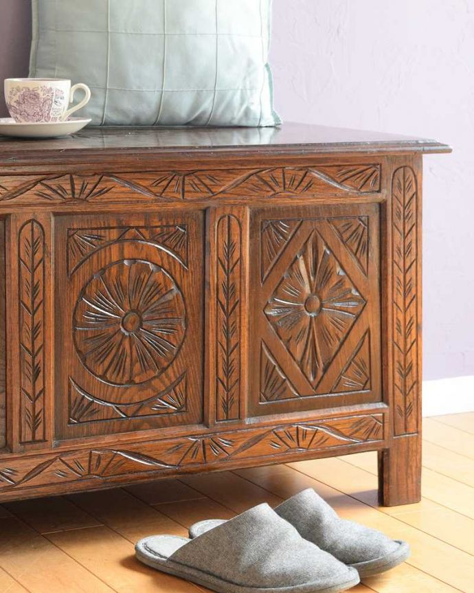 ブランケットボックス・収納ボックス アンティーク家具 アンティーク ブランケットボックス(コファ)。アンティークらしい彫りの美しさが魅力豪華な彫りの美しさがアンティークらしい雰囲気。(q-1782-f)