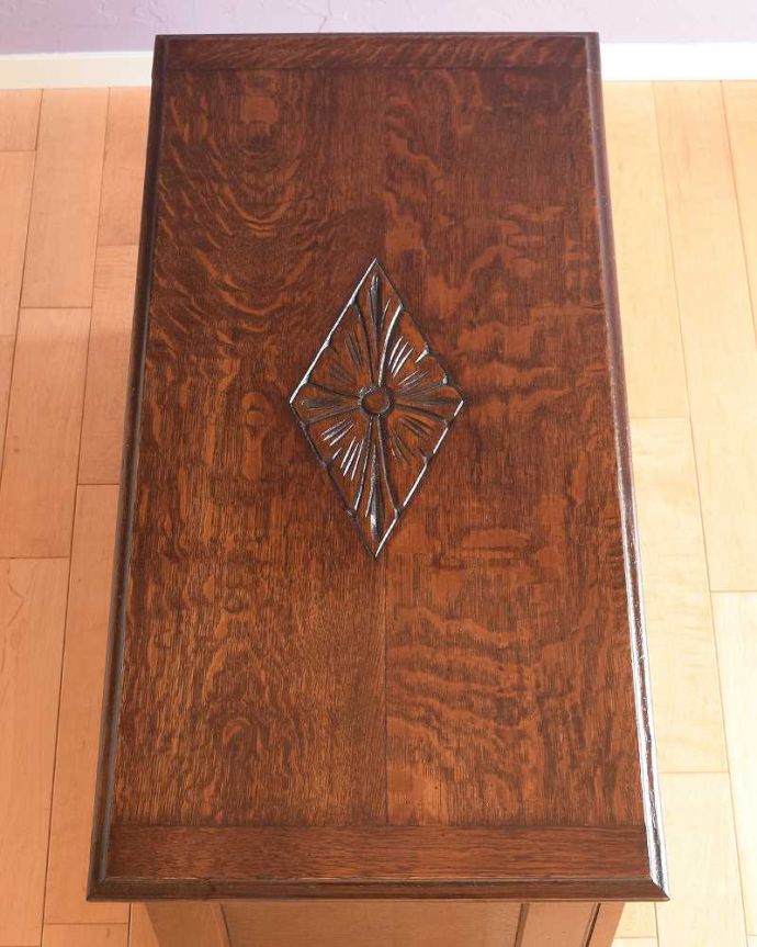 ブランケットボックス・収納ボックス アンティーク家具 アンティーク ブランケットボックス(コファ)。天板もピカピカに仕上げました一番目立つ場所だから、修復の時、天板もキレイに仕上げました。(q-1782-f)