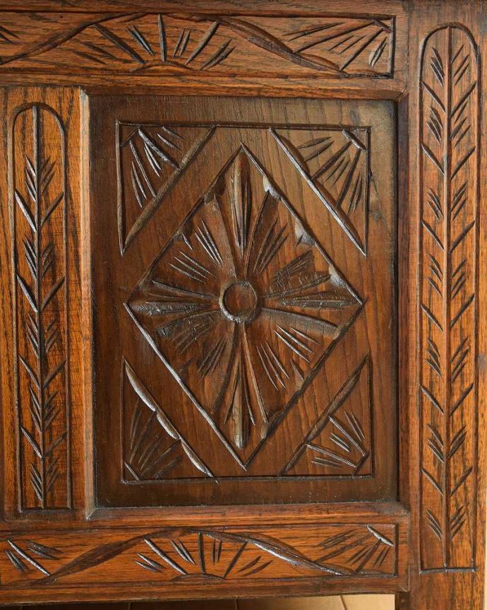 ブランケットボックス・収納ボックス アンティーク家具 アンティーク ブランケットボックス(コファ)。繊細で美しい彫刻まだ機械がそんなに発達していない時代に、どうやって彫ったんでしょう・・・見事です。(q-1782-f)