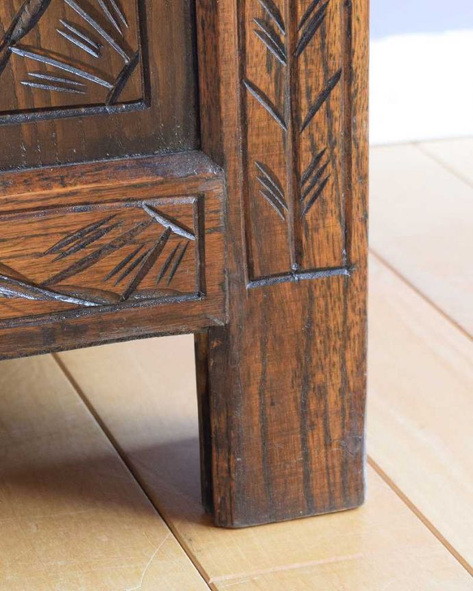 ブランケットボックス・収納ボックス アンティーク家具 アンティーク ブランケットボックス(コファ)。女性1人でラクラク運べちゃう仕掛けHandleのアンティークは、脚の裏にフェルトキーパーをお付けしています。(q-1782-f)