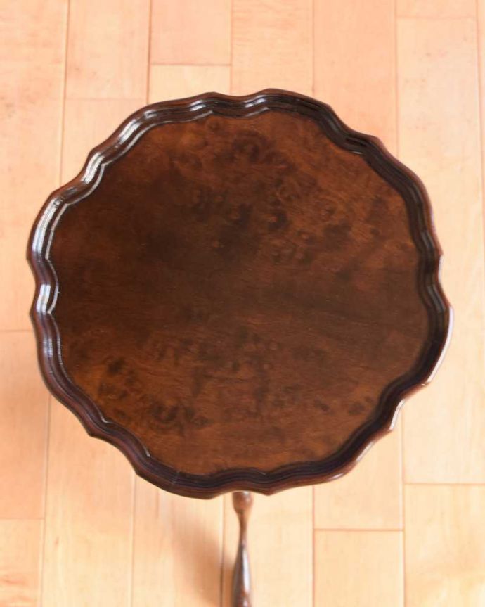 アンティークのテーブル　アンティーク家具　上から見た時のデザインがお花みたいで華やか、英国のアンティークワインテーブル。天板を上から見ると･･･天板はこんな感じで、ちょっとしたものを乗せて使うのに便利なサイズです。(q-1783-f)