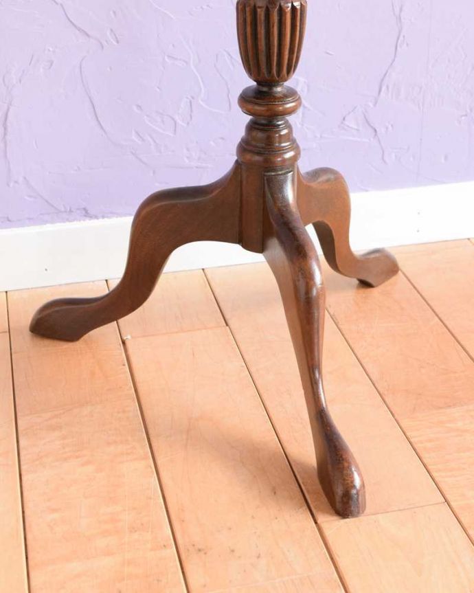 アンティークのテーブル　アンティーク家具　上から見た時のデザインがお花みたいで華やか、英国のアンティークワインテーブル。Handleの家具の脚の裏には･･･床にキズが付かないよう脚の裏にフェルトキーパーを付けてお届けしています。(q-1783-f)