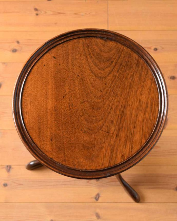 アンティークのテーブル アンティーク家具 英国アンティーク家具、コンパクトなオケージョナルテーブル(ティーテーブル)。天板を上から見ると・・・天板はこんな感じで、ちょっとしたものを乗せて使うのに便利なサイズです。(q-1784-f)