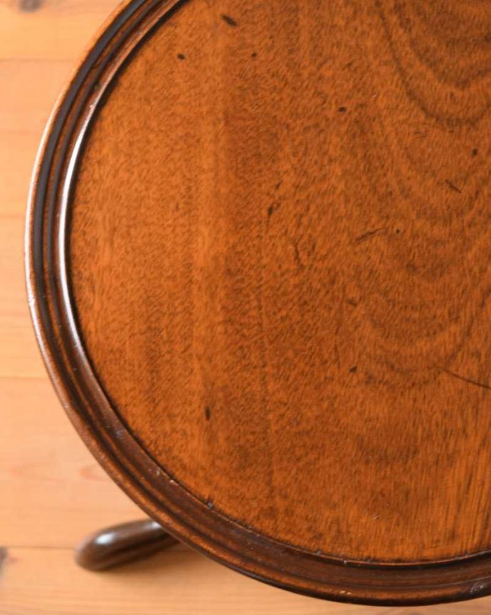 アンティークのテーブル アンティーク家具 英国アンティーク家具、コンパクトなオケージョナルテーブル(ティーテーブル)。近づいて見てみると・・・天板の周りもアンティークらしく美しいデザイン。(q-1784-f)