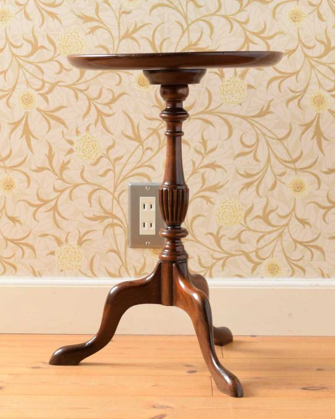 アンティークのテーブル アンティーク家具 英国アンティーク家具、コンパクトなオケージョナルテーブル(ティーテーブル)。横から見ても優雅英国アンティークらしく横顔だって美しいんです。(q-1784-f)