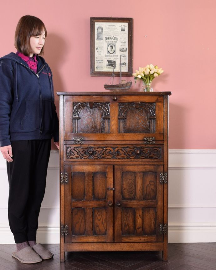 アンティークのキャビネット アンティーク家具 開けて驚く!仕掛けがいっぱい詰まったアンティークのカクテルキャビネット。英国アンティークらしい美しさが際立つ家具細々とした収納も出来ちゃう引き出し収納と扉の収納が両方付いたカップボードチェストはアンティーク家具ではめずらしい形。(q-1785-f)