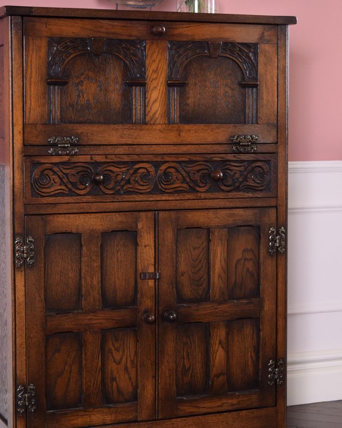 アンティークのキャビネット アンティーク家具 開けて驚く!仕掛けがいっぱい詰まったアンティークのカクテルキャビネット。アンティークらしい彫りの美しさが魅力豪華な彫りの美しさがアンティークらしい雰囲気。(q-1785-f)