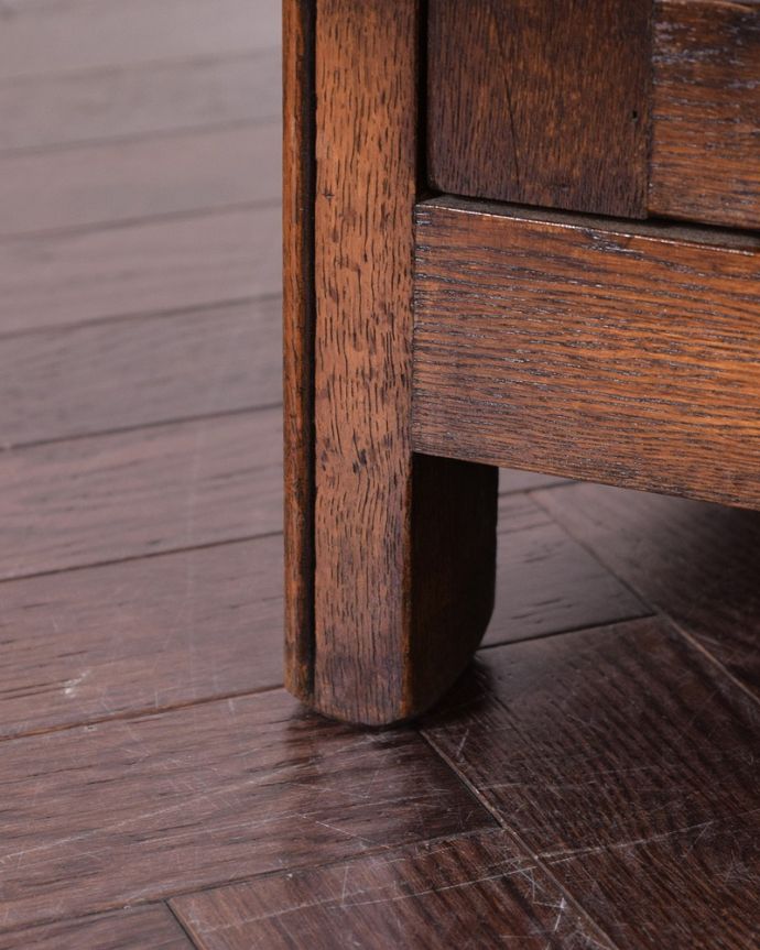 アンティークのキャビネット アンティーク家具 開けて驚く!仕掛けがいっぱい詰まったアンティークのカクテルキャビネット。女性1人でラクラク運べちゃうんですHandleのアンティークは、脚の裏にフェルトキーパーをお付けしています。(q-1785-f)