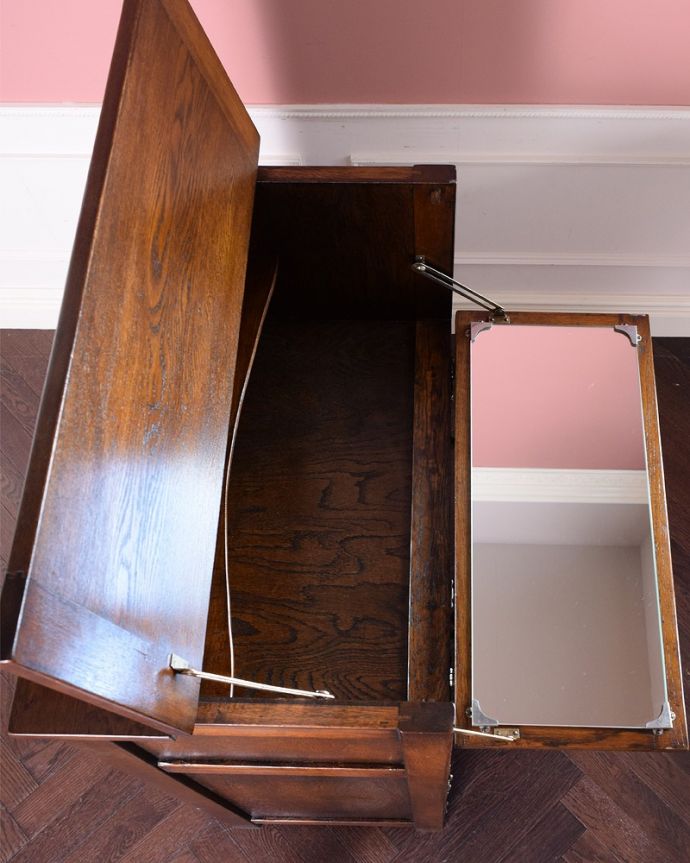 アンティークのキャビネット アンティーク家具 開けて驚く!仕掛けがいっぱい詰まったアンティークのカクテルキャビネット。上から見ると・・・家具を上から見てみると、天板はこんな形になっています。(q-1785-f)