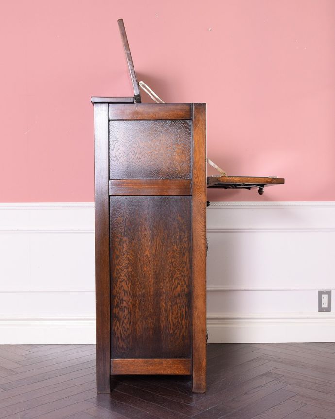 アンティークのキャビネット アンティーク家具 開けて驚く!仕掛けがいっぱい詰まったアンティークのカクテルキャビネット。横から見ても美しいですどこから見られてもいいようにしっかり修復しました。(q-1785-f)