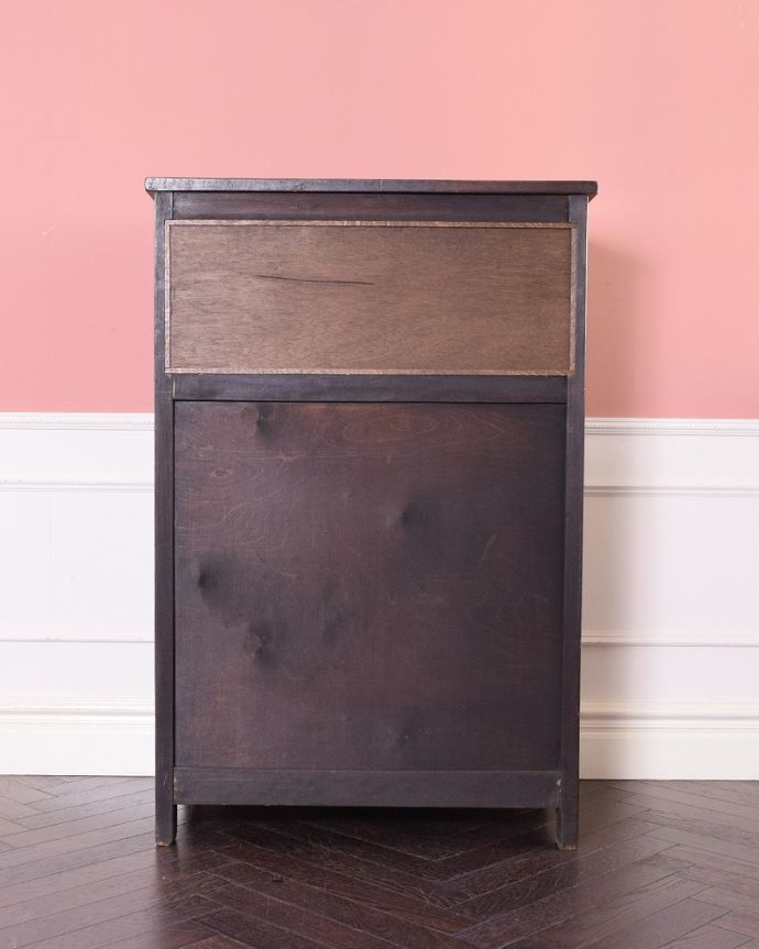 アンティークのキャビネット アンティーク家具 開けて驚く!仕掛けがいっぱい詰まったアンティークのカクテルキャビネット。しっかり修復した自慢の後ろ姿アンティークは新品ではないので、もちろん経年変化によるキズはありますが、専門の職人がキレイに修復したので後ろ姿までキレイです。(q-1785-f)