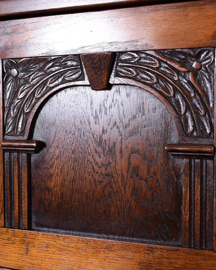 アンティークのキャビネット アンティーク家具 開けて驚く!仕掛けがいっぱい詰まったアンティークのカクテルキャビネット。惚れ惚れしちゃう美しさこんなに堅い無垢材に一体どうやって彫ったんだろう?と不思議になるくらい細かい彫にうっとりです。(q-1785-f)