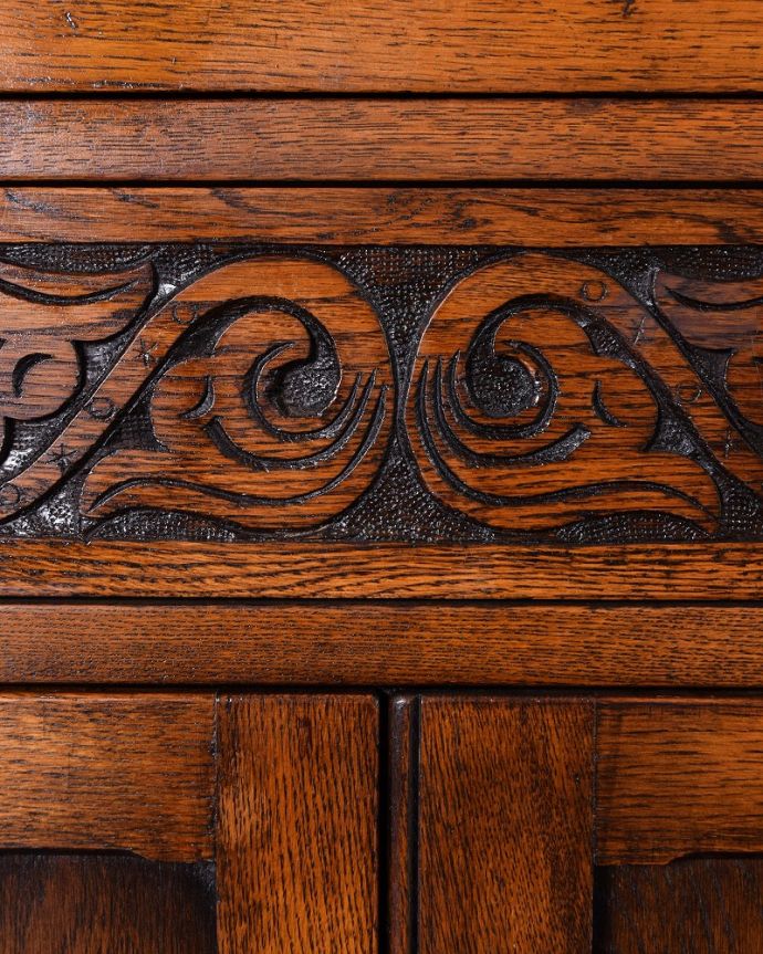 アンティークのキャビネット アンティーク家具 開けて驚く!仕掛けがいっぱい詰まったアンティークのカクテルキャビネット。いろんな場所にこだわり彫のデザインもいろいろです。(q-1785-f)