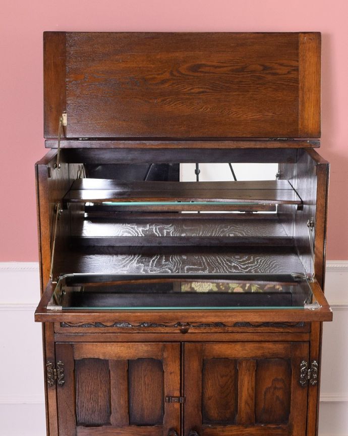 アンティークのキャビネット アンティーク家具 開けて驚く!仕掛けがいっぱい詰まったアンティークのカクテルキャビネット。背板がガラスになっていてキラッと輝きますガラスの棚板の上に置くだけでちょっと高級な雰囲気になります。(q-1785-f)