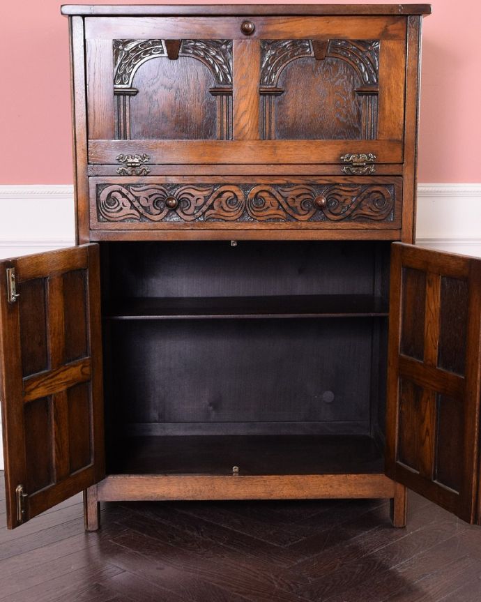 アンティークのキャビネット アンティーク家具 開けて驚く!仕掛けがいっぱい詰まったアンティークのカクテルキャビネット。扉を開けてみると…もともとカップボードとして使われていた家具。(q-1785-f)