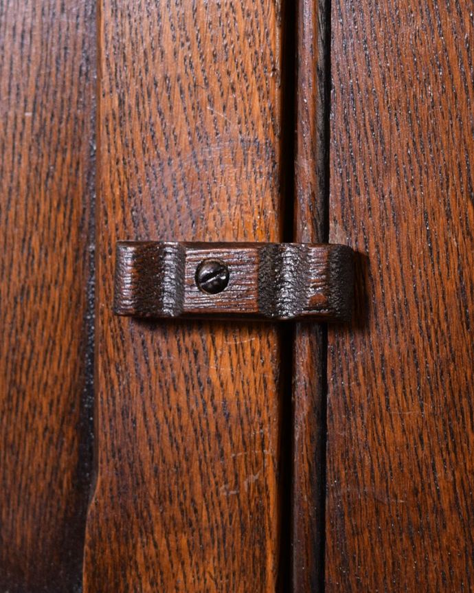 アンティークのキャビネット アンティーク家具 開けて驚く!仕掛けがいっぱい詰まったアンティークのカクテルキャビネット。開ける度にワクワク取っ手もアンティークらしいデザイン。(q-1785-f)